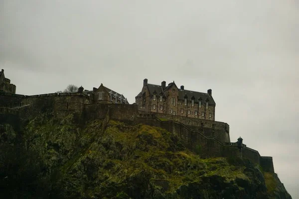 Единбурзький Замок Великій Британії Під Хмарним Небом — стокове фото