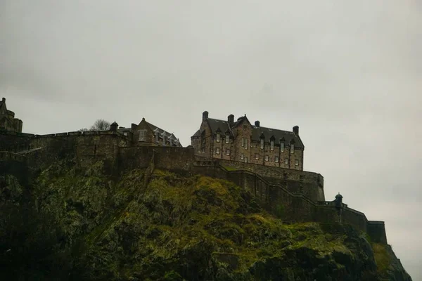 Edinburský Hrad Velké Británii Pod Zataženou Oblohou — Stock fotografie