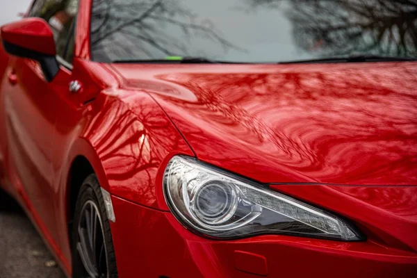 Een Zachte Focus Van Koplamp Van Een Rode Sedan — Stockfoto