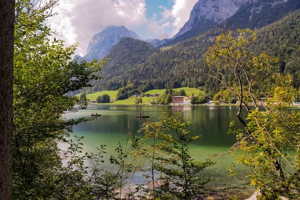 Toeristische Vissersboten Het Meer Hintersee Tegen Bergen Van Berchtesgaden Nationaal — Stockfoto