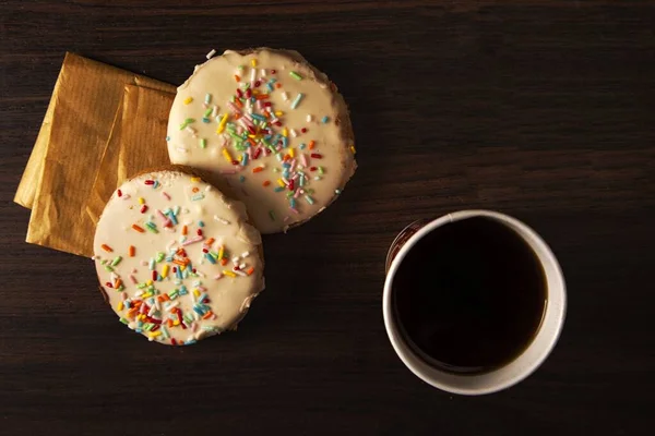 Крупный План Вкусного Домашнего Колумбийского Печенья Чашкой Тёмного Кофе Столе — стоковое фото