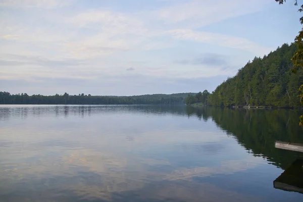 Een Meer Canada Omringd Door Bomen Van Het Bos — Stockfoto