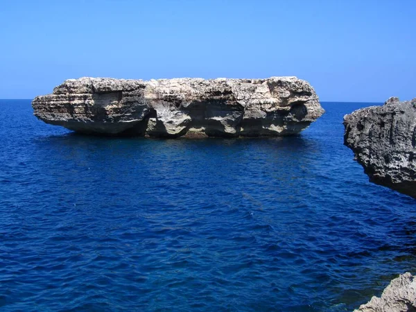 戈佐岛杜威杰拉海岸上的一个小岛 白天位于马耳他群岛 — 图库照片