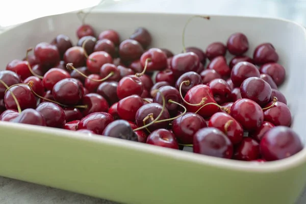 Gros Plan Bol Blanc Avec Beaucoup Cerises — Photo