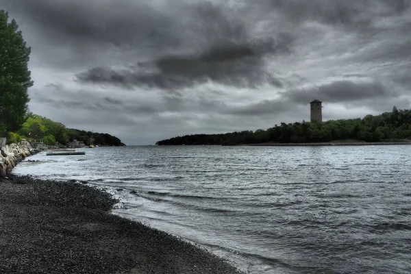 Faro Junto Lago Capturado Día Nublado Concepto Misterioso —  Fotos de Stock