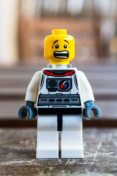 Познан Поланд Июля 2020 Года Фигурка Астронавта Лего Испуганным Выражением — стоковое фото