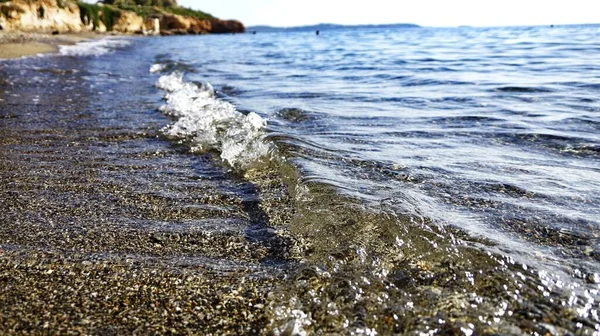 Eine Nahaufnahme Von Klaren Wellen Ionischen Meer Die Einen Steinigen — Stockfoto