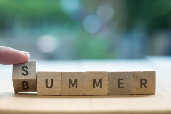 Summer Bummer Concept Houten Blokken Als Vinger Verandert Naar — Stockfoto