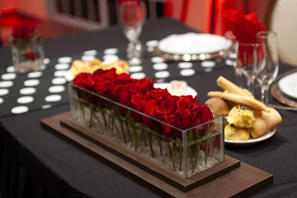 Décoration Table Événement Festive Avec Des Roses Rouges Sur Nappe — Photo