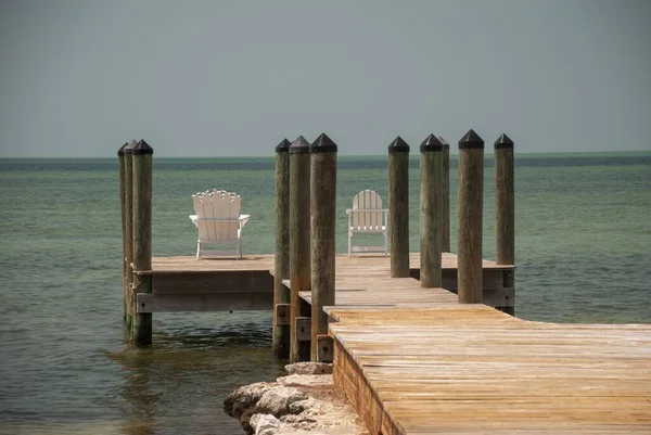 Una Hermosa Toma Muelle Idílico Con Dos Sillas Vacías — Foto de Stock