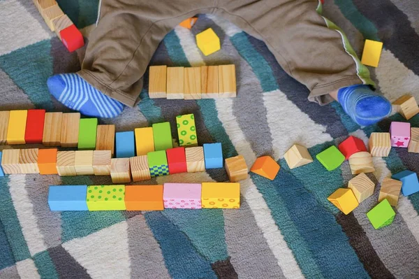 Ett Barn Leker Med Leksaksblock Trä Matta — Stockfoto