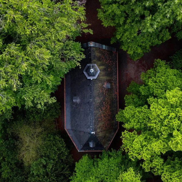 Tiro Aéreo Uma Grande Casa Residencial Cercada Árvores Verdes — Fotografia de Stock