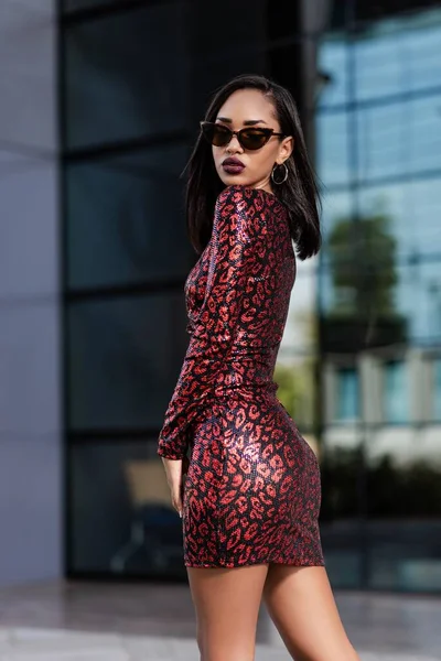 Young African American Woman Elegant Red Dress Posing Front Modern — Stock Photo, Image