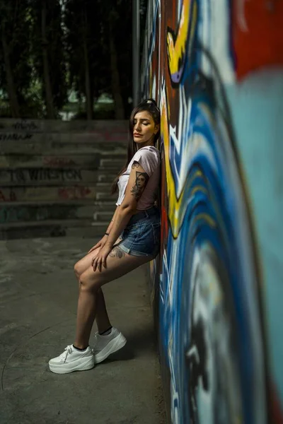 Vertical Shot Young Caucasian Tattooed Female Posing While Leaning Wall — Stock Photo, Image