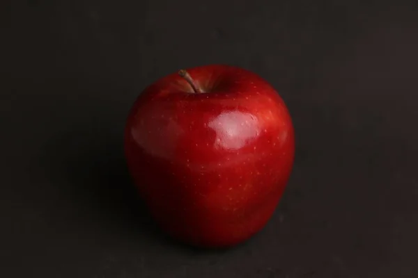 Una Manzana Roja Sobre Fondo Negro — Foto de Stock