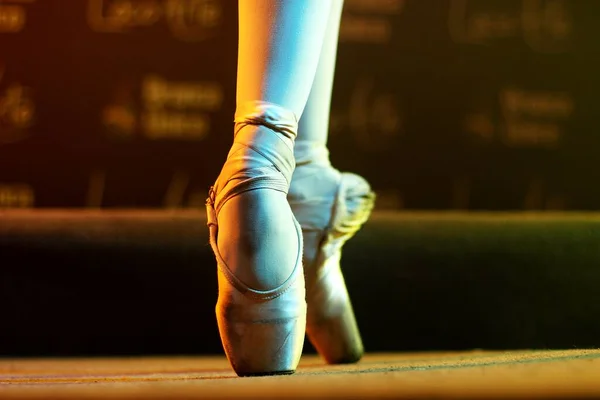 Μια Ρηχή Φωτογραφία Των Ποδιών Της Χορεύτριας Του Μπαλέτου Στις — Φωτογραφία Αρχείου