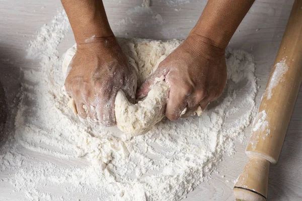 Zbliżenie Ujęcie Rąk Ugniatających Mąkę Drożdże Jajka Miód Mleczny Domowej — Zdjęcie stockowe