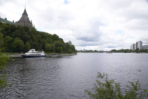 Los Barcos Turísticos Lago Bajo Cielo Nublado Canadá — Foto de Stock