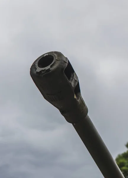 Tiro Close Barril Tanque Contra Fundo Céu Nublado — Fotografia de Stock