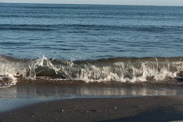 Вода Спокойного Моря Прибывает Мокрый Песок Пляже — стоковое фото