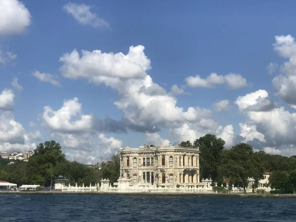 Stanbul Türkiye Güzel Bulutlu Bir Gökyüzünün Altındaki Ünlü Dolmabahce Sarayı — Stok fotoğraf