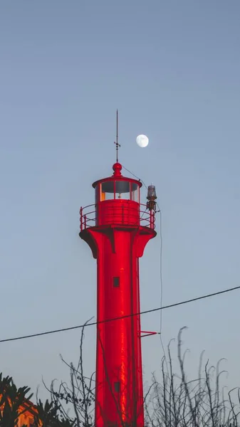 Tiro Vertical Farol Vermelho Com Lua Acima — Fotografia de Stock