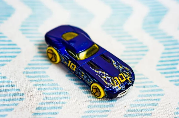 Poznan Polsko 2020 Purple Mattel Hot Wheels Závodní Autíčko Číslem — Stock fotografie