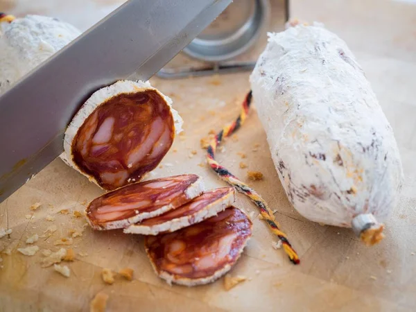 Primer Plano Salchichas Rodajas Una Tabla Cortar — Foto de Stock