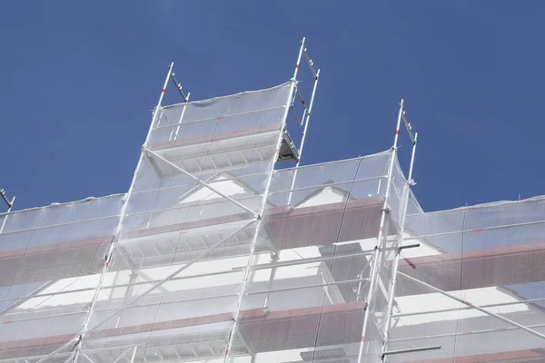 Nízký Úhel Záběru Lešení Fasády Budovy Při Rekonstrukci — Stock fotografie