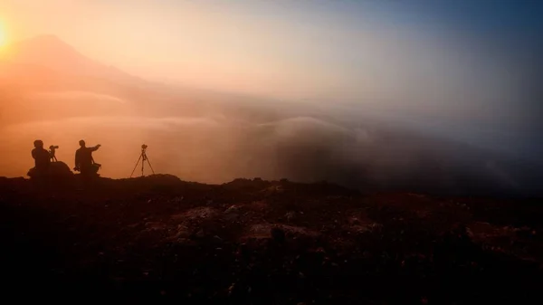 Upea Näkymä Aktiivinen Tulivuori Valokuvaajien Siluetteja Kamchatka Venäjä — kuvapankkivalokuva