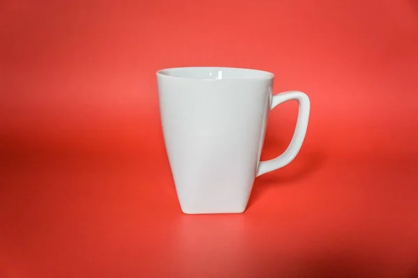 Gros Plan Une Simple Tasse Blanche Sous Les Lumières Isolées — Photo