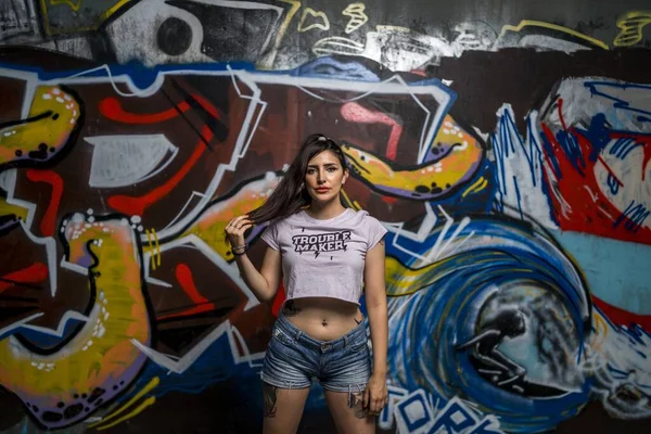 Eine Junge Kaukasische Tätowierte Frau Posiert Einer Wand Mit Bunten — Stockfoto