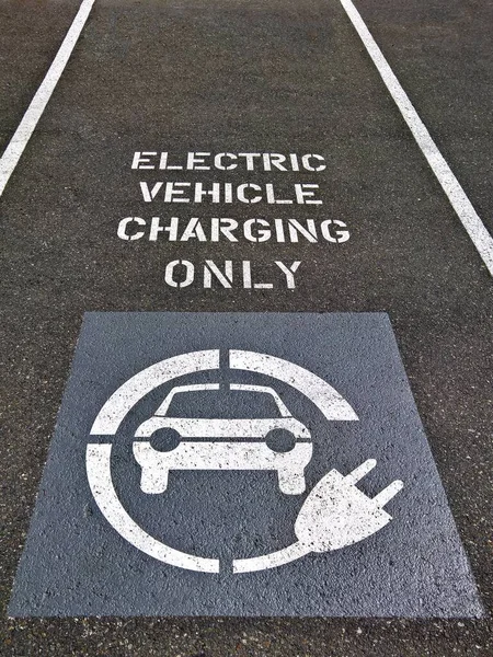 Vertical Shot Electronic Vehicle Charging Only Sign Street — Stock Photo, Image