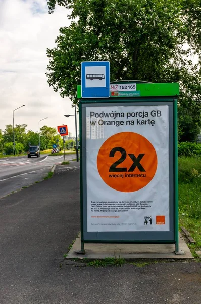 Poznan Poland Jun 2020 Orange通信公司广告横幅人行道上的巴士站 — 图库照片