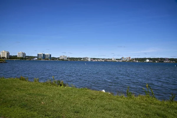 Будівлі Навколо Озера Перед Зеленим Ландшафтом Канади — стокове фото