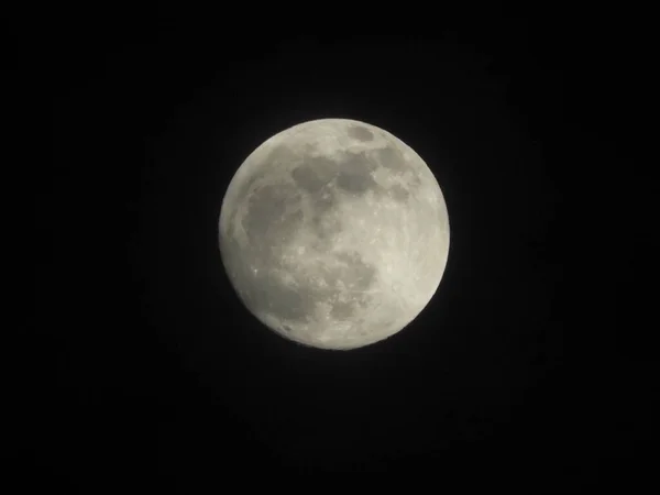 在漆黑的夜空中拍摄了一张美丽的满月特写 — 图库照片