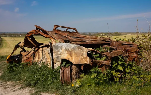 Die Rostigen Überreste Eines Alten Kaputten Fahrzeugs Auf Dem Feld — Stockfoto