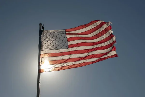 Eine Nahaufnahme Der Himmel Schwebenden Amerikanischen Flagge — Stockfoto