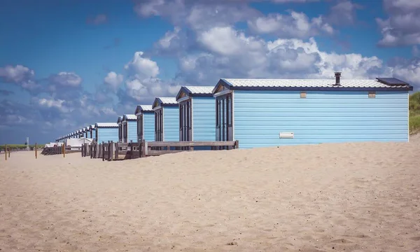 Uma Variedade Cabines Praia Sob Céu Azul Nuvens Brancas — Fotografia de Stock