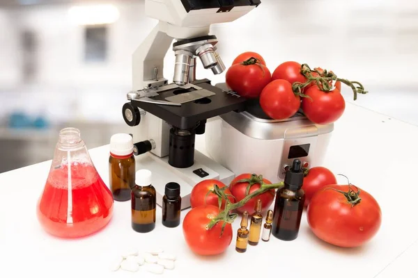 Wybiórcze Ujęcie Mikroskopu Obok Świeżych Pomidorów Laboratorium — Zdjęcie stockowe