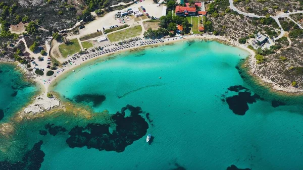 Una Toma Aérea Una Orilla Del Mar Con Árboles Casas — Foto de Stock