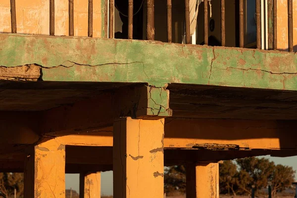 Eine Flache Aufnahme Vom Balkon Eines Alten Verlassenen Gebäudes — Stockfoto