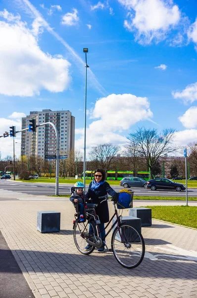 Poznan Poland Mar 2019 Γυναίκα Στέκεται Δίπλα Ποδήλατο Παιδί Κάθεται — Φωτογραφία Αρχείου
