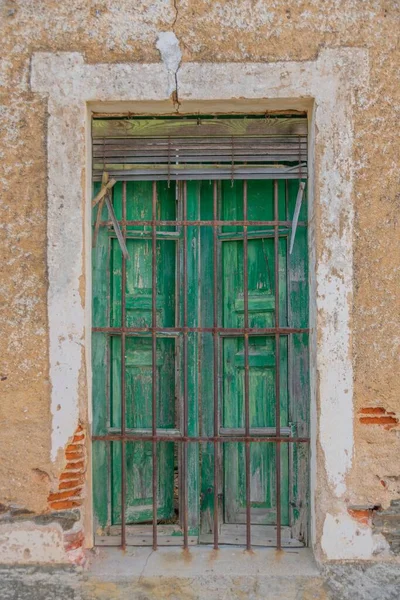 Colpo Verticale Della Porta Legno Verde Vecchio Edificio Catturato Durante — Foto Stock