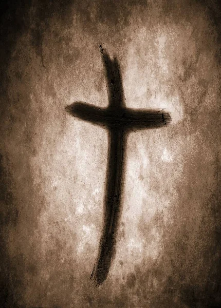 Вертикальный Снимок Черного Нарисованного Креста Бежевом Фоне — стоковое фото