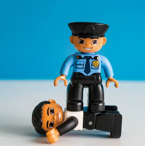 Poznan Polonia Sep 2017 Lego Duplo Poliziotto Piedi Sulla Schiena — Foto Stock