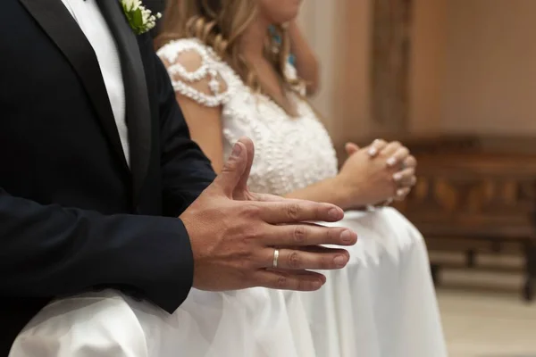 Неглубокий Фокус Молитвенных Руках Жениха Невесты — стоковое фото