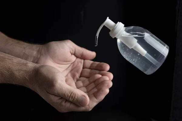 Eine Nahaufnahme Einer Männlichen Hand Mit Einer Flasche Händedesinfektionsmittel Isoliert — Stockfoto