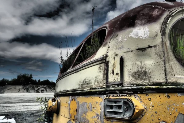 Vieux Bus Abandonné Dans Champ Capturé Pendant Journée — Photo