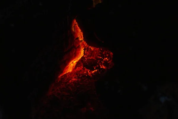 Красивый Крупным Планом Снимок Ярко Красной Горящей Лавы Черном Фоне — стоковое фото